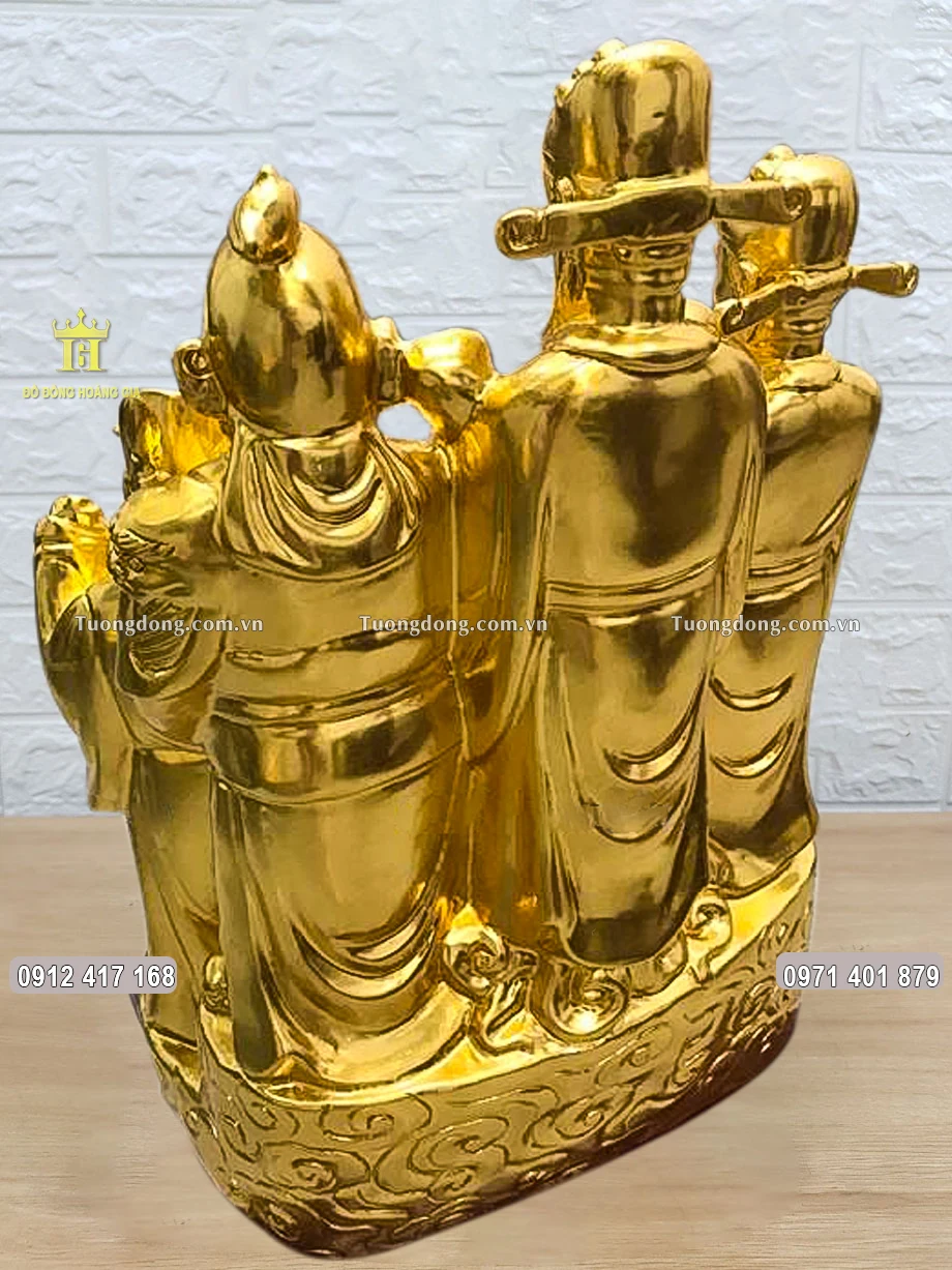 Hình ảnh phía sau của bức tượng đồng